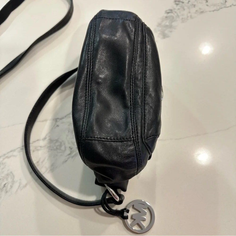 Michael Kors - Leather Shoulder Bag With Removable Crossbody Strap. EUC - Picture 9 of 16